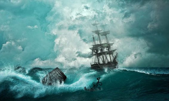 Nave in tempesta con mare agitato