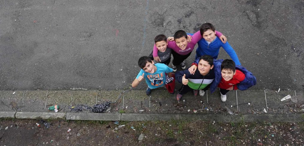 Ragazzini fotografati dall'alto in una strada di periferia